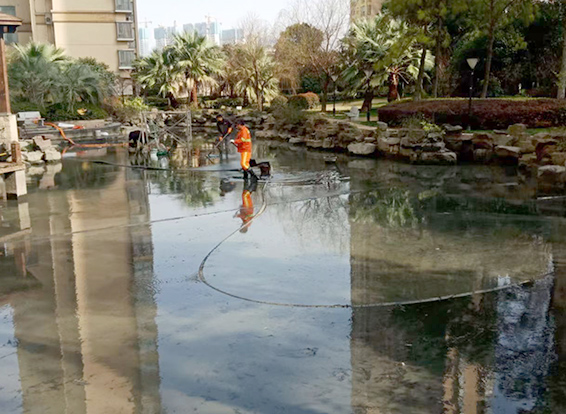 鹤城景观池淤泥清理