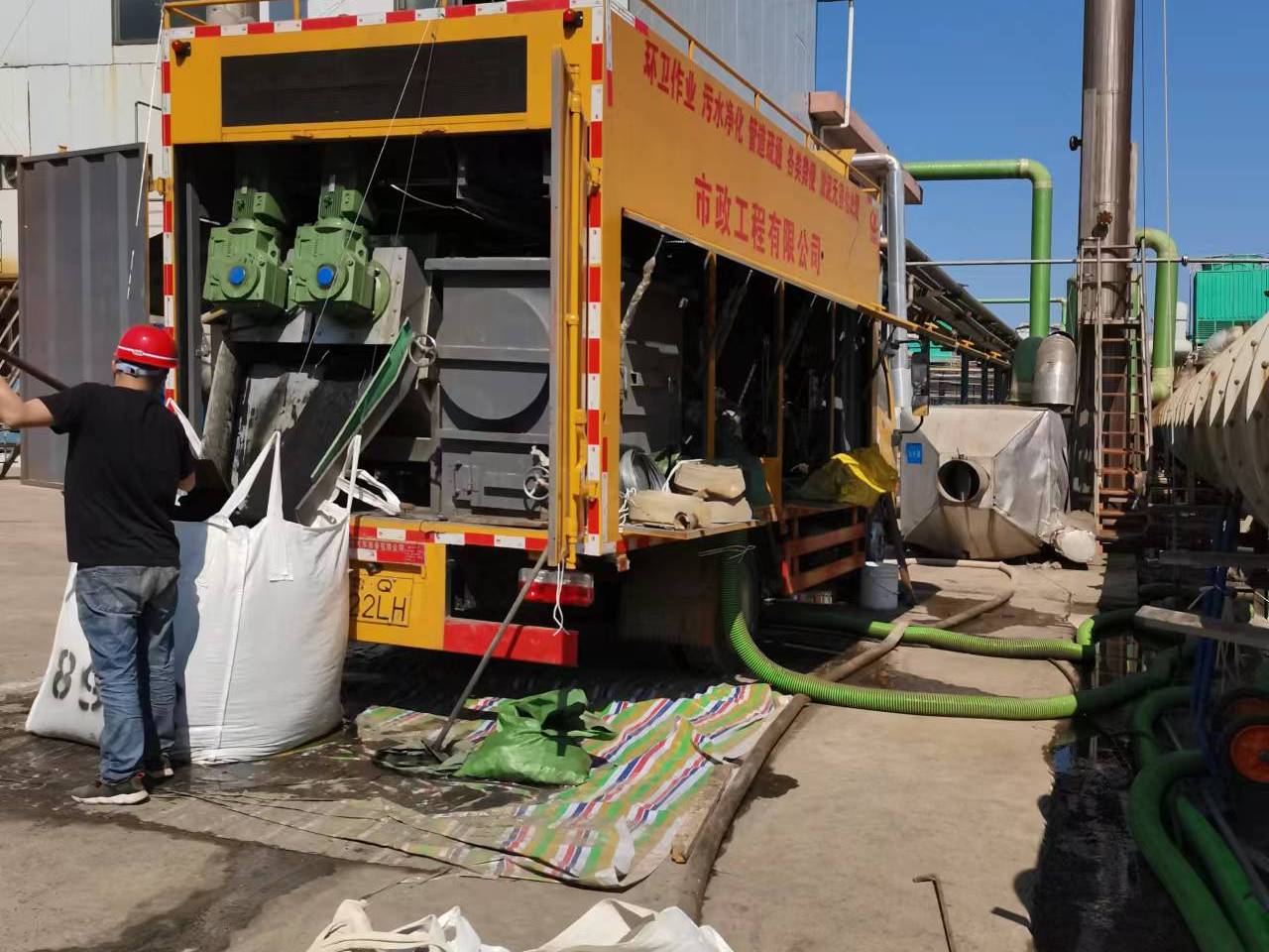 鹤城淤泥压干处理