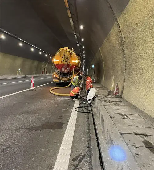 鹤城隧道排水渠清淤